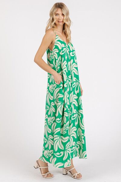  A flirty, stylish kelly green printed v-neck cami maxi dress featuring convenient pockets for added practicality while keeping you fashionable.
