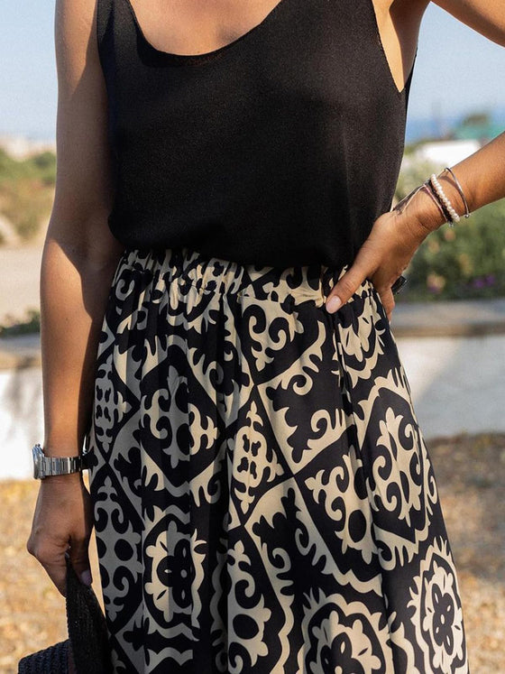 Close-up of the elastic waistband on the Geometric Elastic Waist Maxi Skirt, ensuring a secure and comfortable fit.