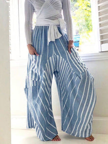  Stylish striped wide-leg pants with an elastic waistband, shown in blue and white, featuring functional pockets and a relaxed fit for casual outings.

